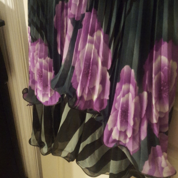 Beautiful Dress knee lenght on a 5 foot 3 person - Picture 5 of 5